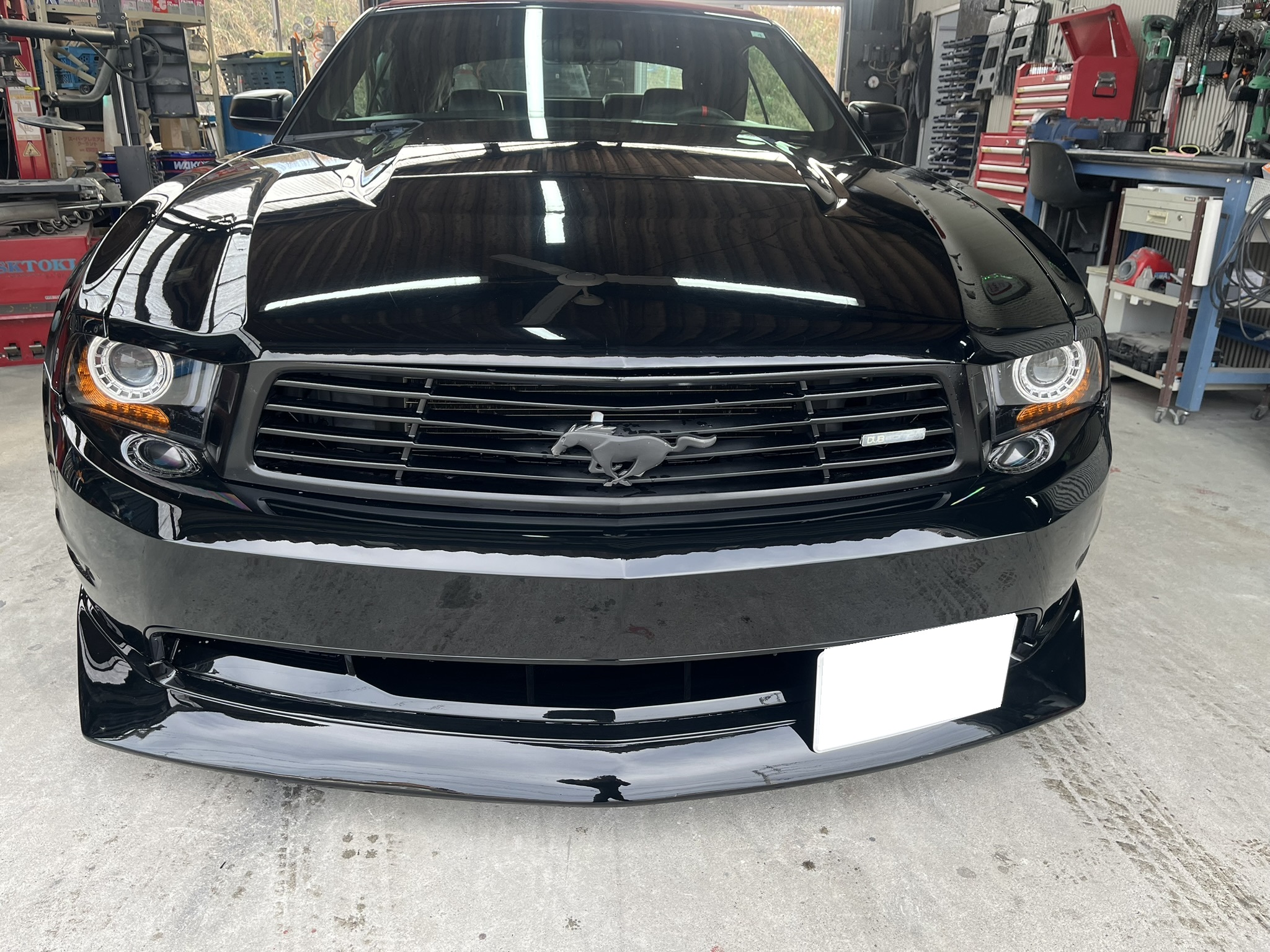【外車・輸入車修理事例】ブラックマスタングのバンパー補修&スポイラー塗装取付|全塗装車にも対応【笠間市 ガレージ・サクライ】